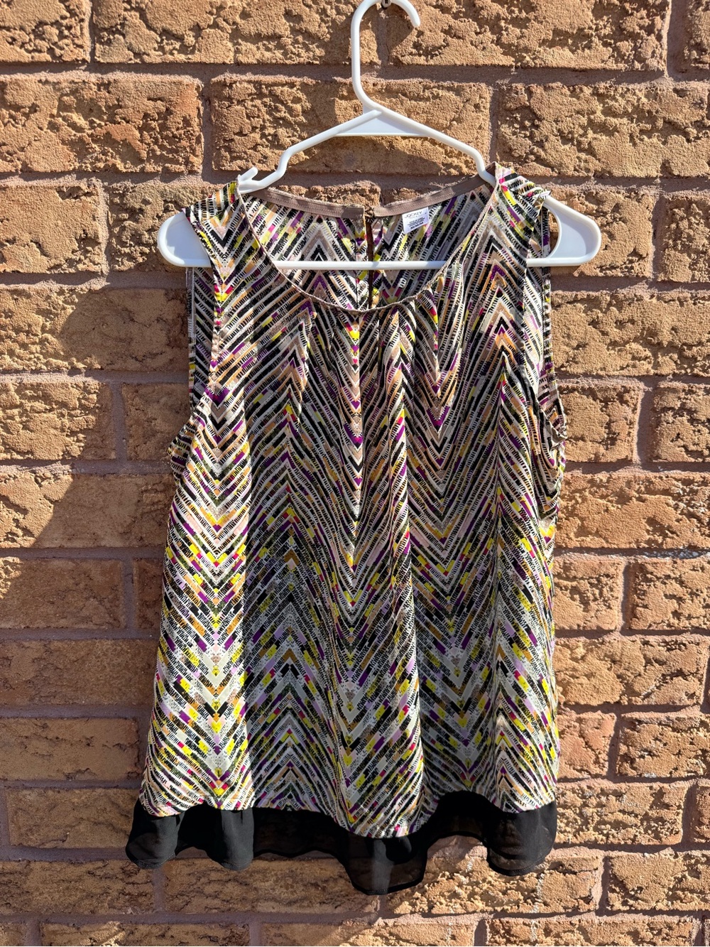 💫10/$25 • Jockey Multicolor Geometric Chevron Sleeveless Blouse‎